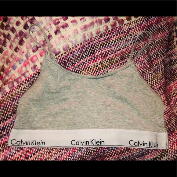 I’m selling a tie die swimsuit and white and 2 bra - Picture 5 of 5